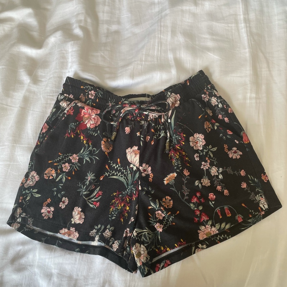 MUDD FLORAL FABRIC SHORTIES